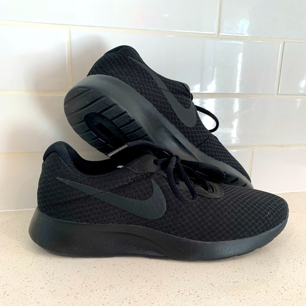 Black Nike tanjun